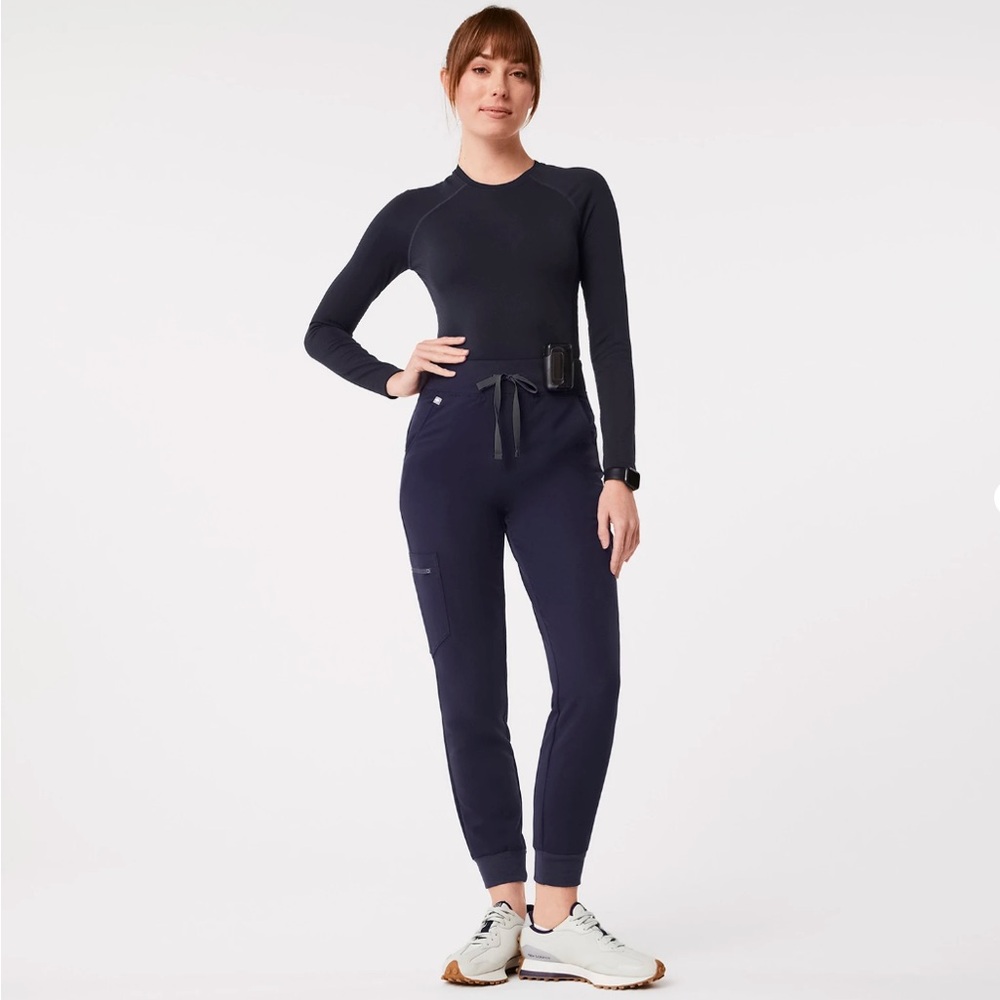 XS Figs High Waisted Zamora Jogger Scrub Pants in color Navy